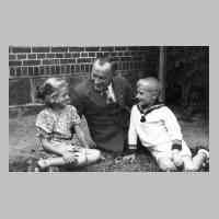 081-0045 Reinlacken 1938 - Schulfoto mit Lehrer Schappler. Links Inge Markschat, rechts Guenther Reimann.JPG